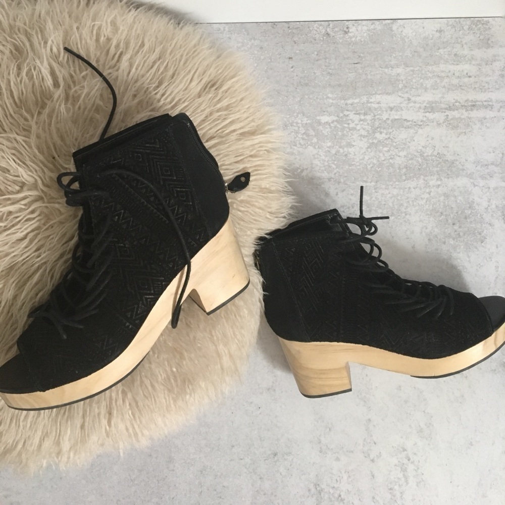 Kelsi Dagger wooden block heel lace up